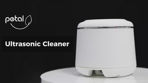 Clear aligner cleaning device